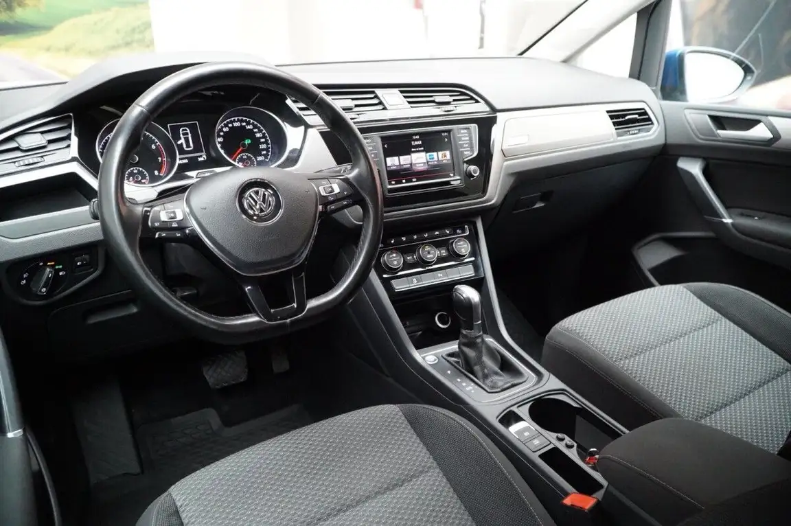 VOLKSWAGEN TOURAN