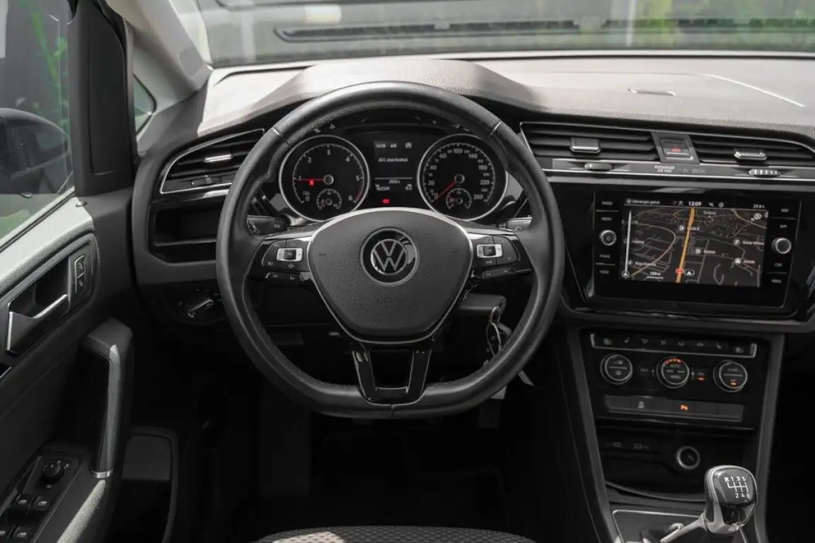 VOLKSWAGEN TOURAN
