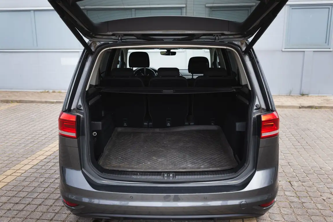 VOLKSWAGEN TOURAN