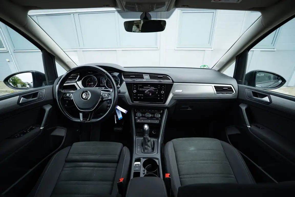 VOLKSWAGEN TOURAN