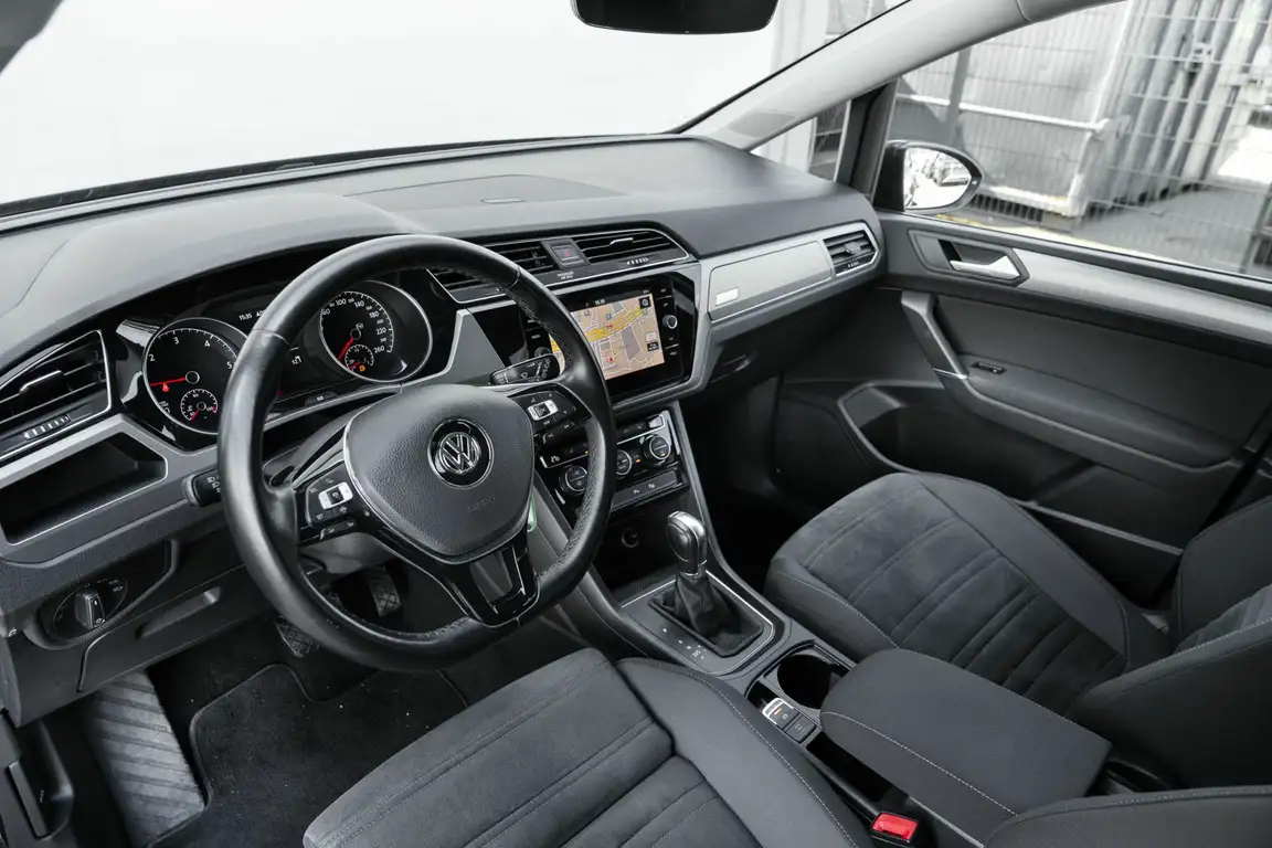 VOLKSWAGEN TOURAN