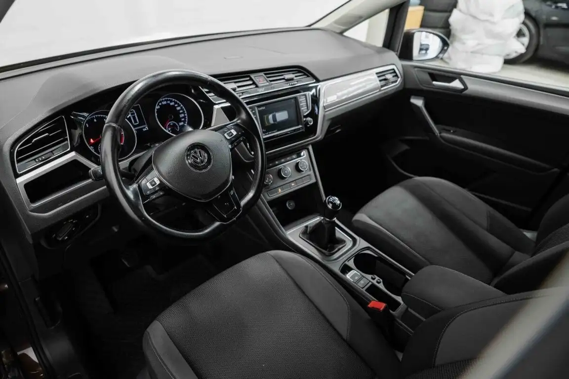 VOLKSWAGEN TOURAN