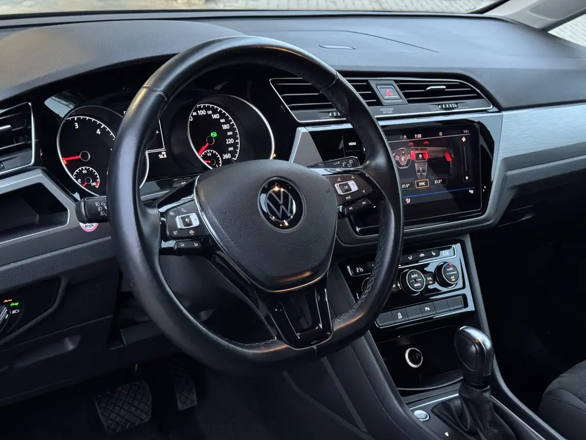 VOLKSWAGEN TOURAN