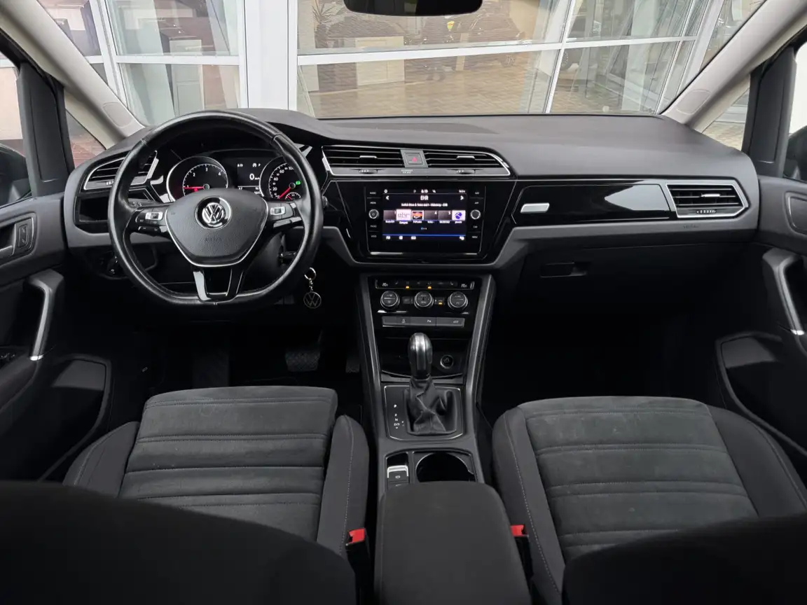 VOLKSWAGEN TOURAN