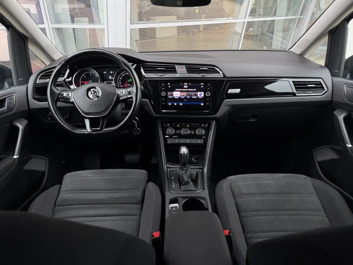 VOLKSWAGEN TOURAN