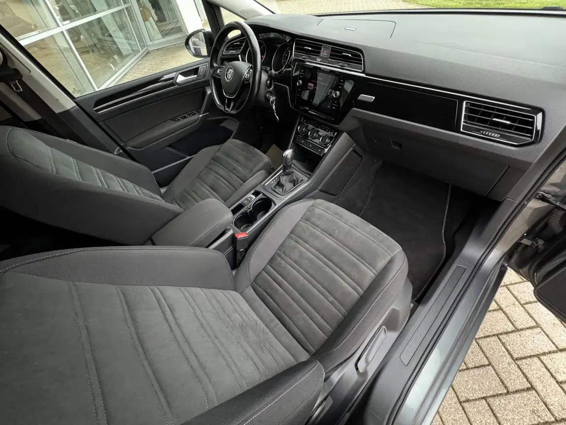 VOLKSWAGEN TOURAN