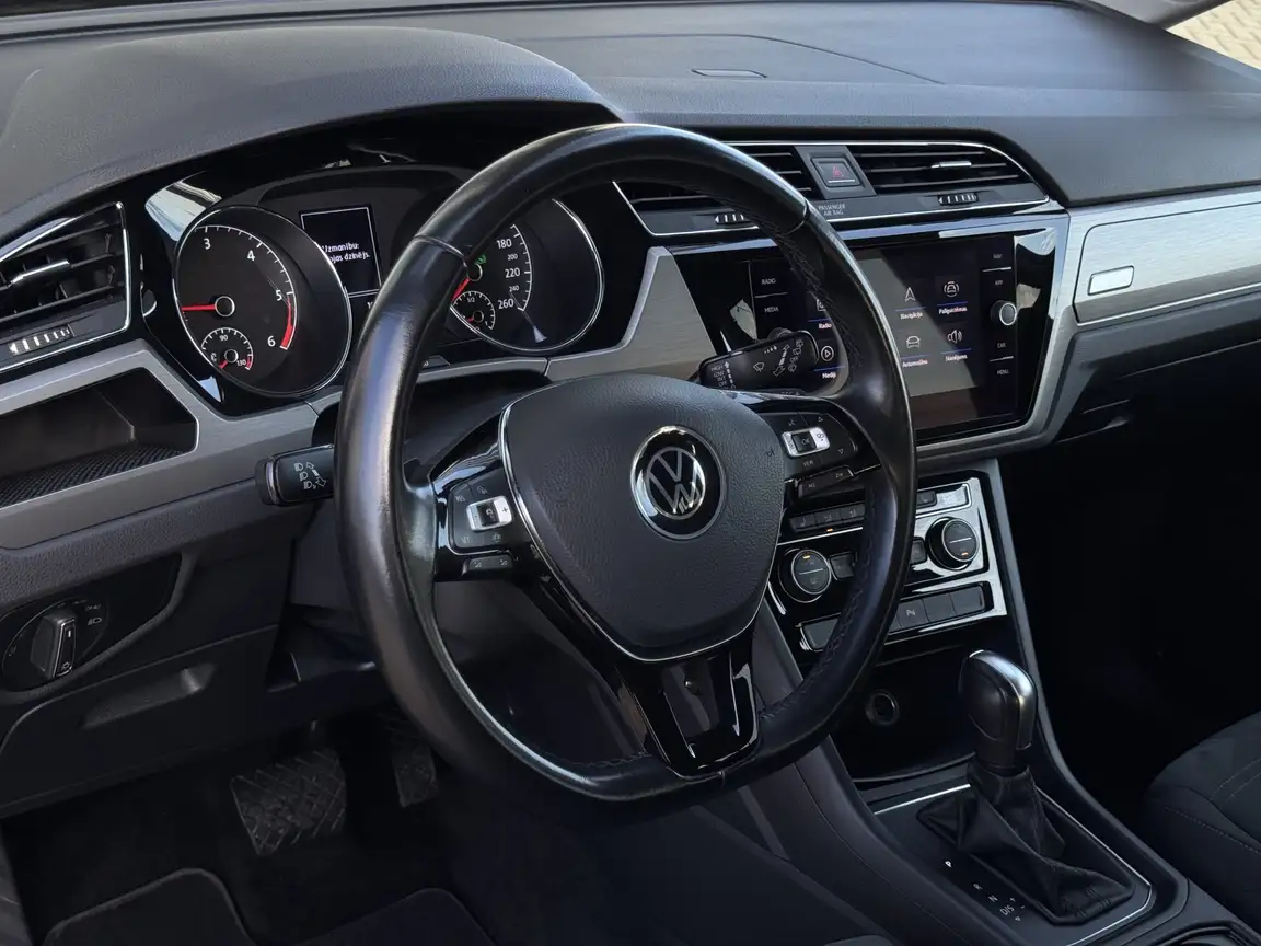 VOLKSWAGEN TOURAN