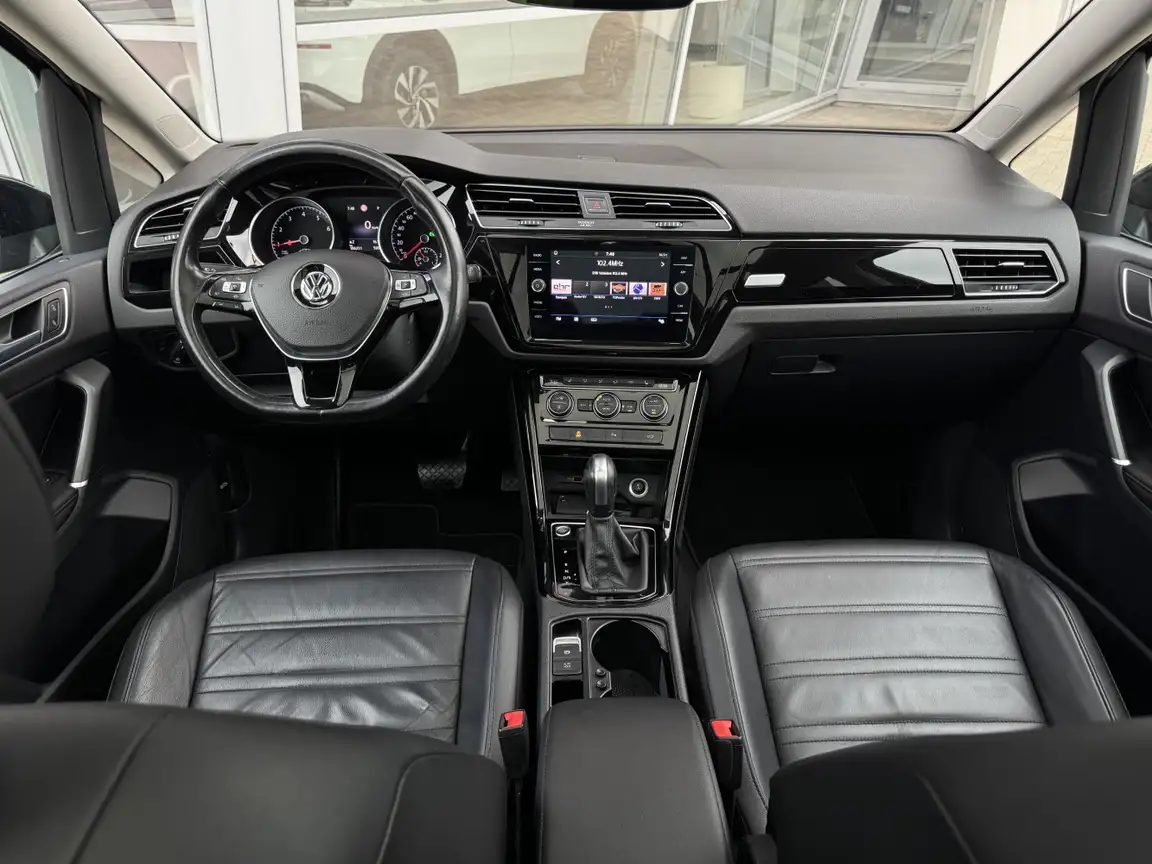 VOLKSWAGEN TOURAN