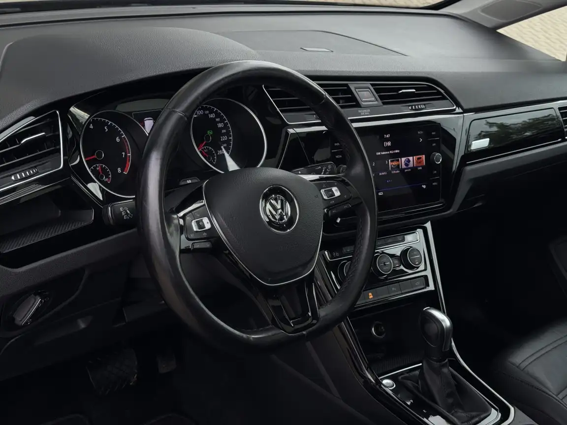 VOLKSWAGEN TOURAN