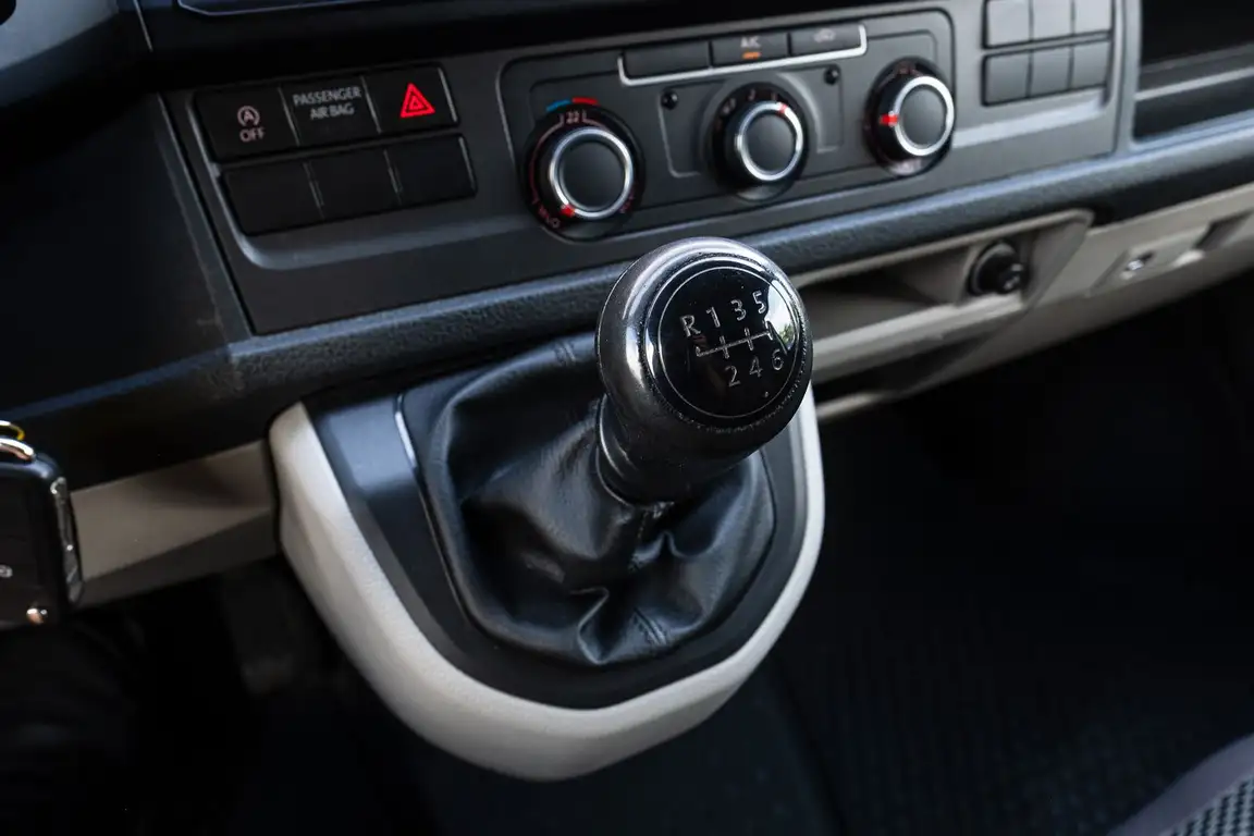 VOLKSWAGEN TRANSPORTER