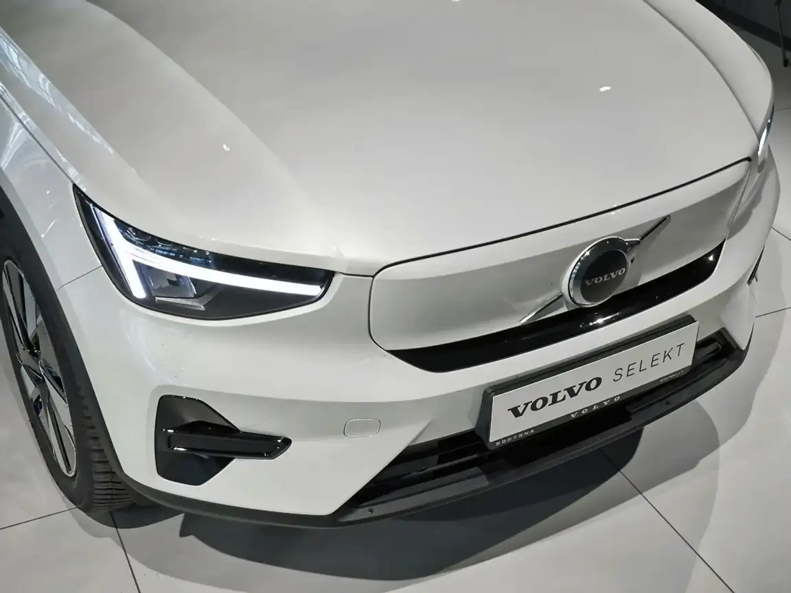 VOLVO C40