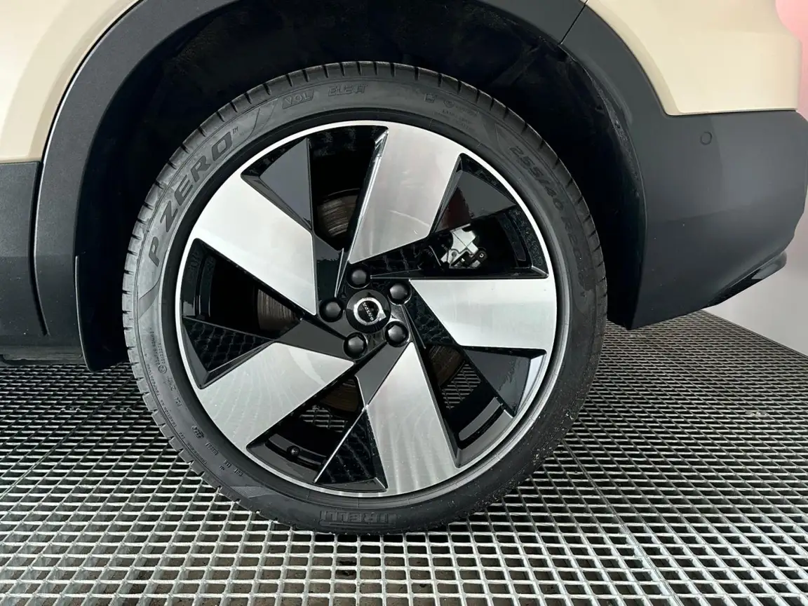 VOLVO C40