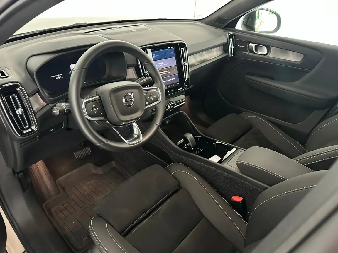VOLVO C40