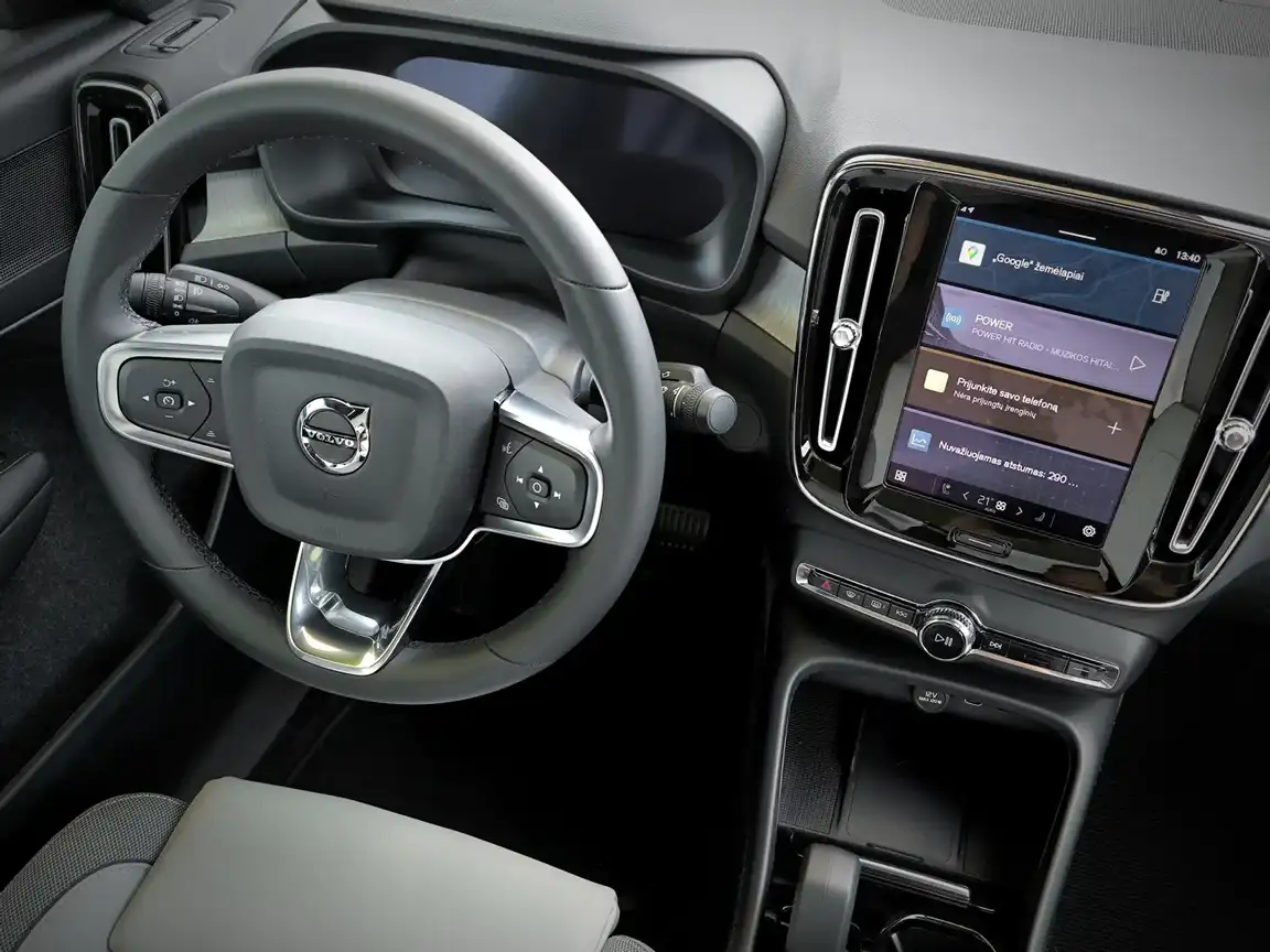VOLVO C40