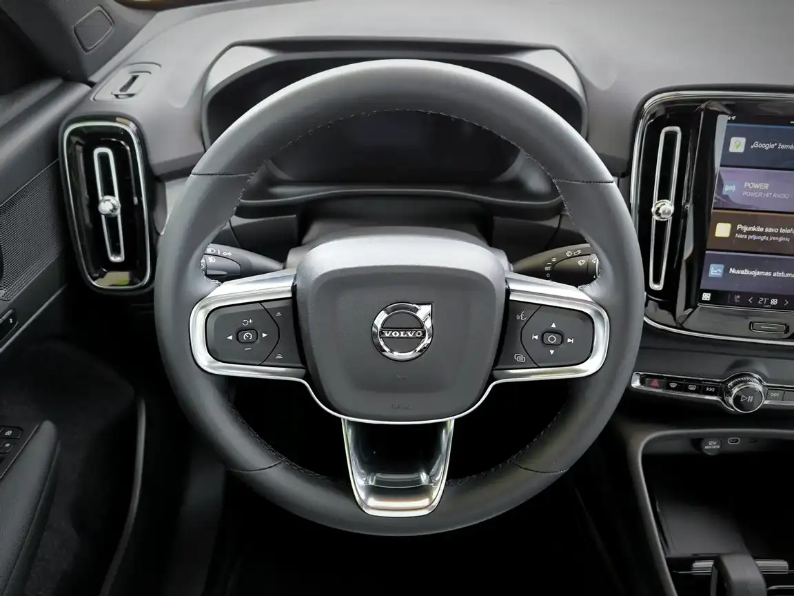VOLVO C40