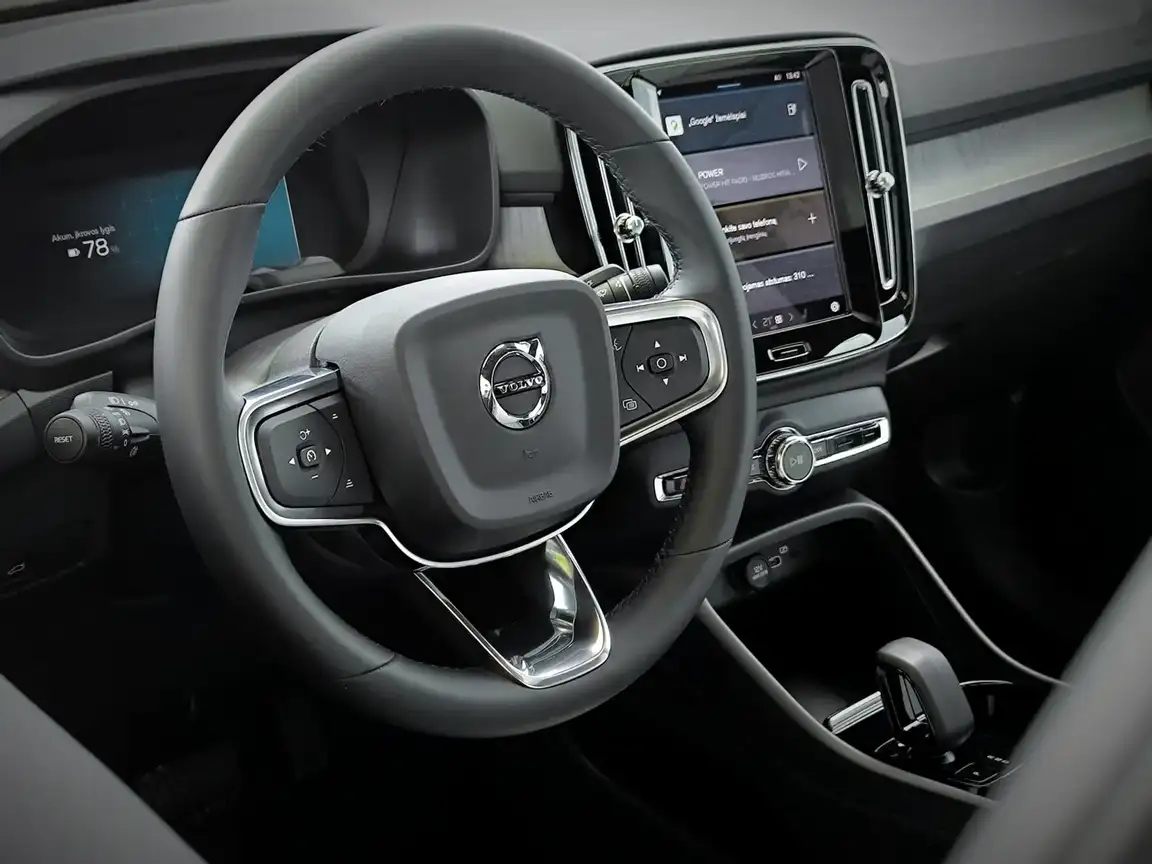 VOLVO C40