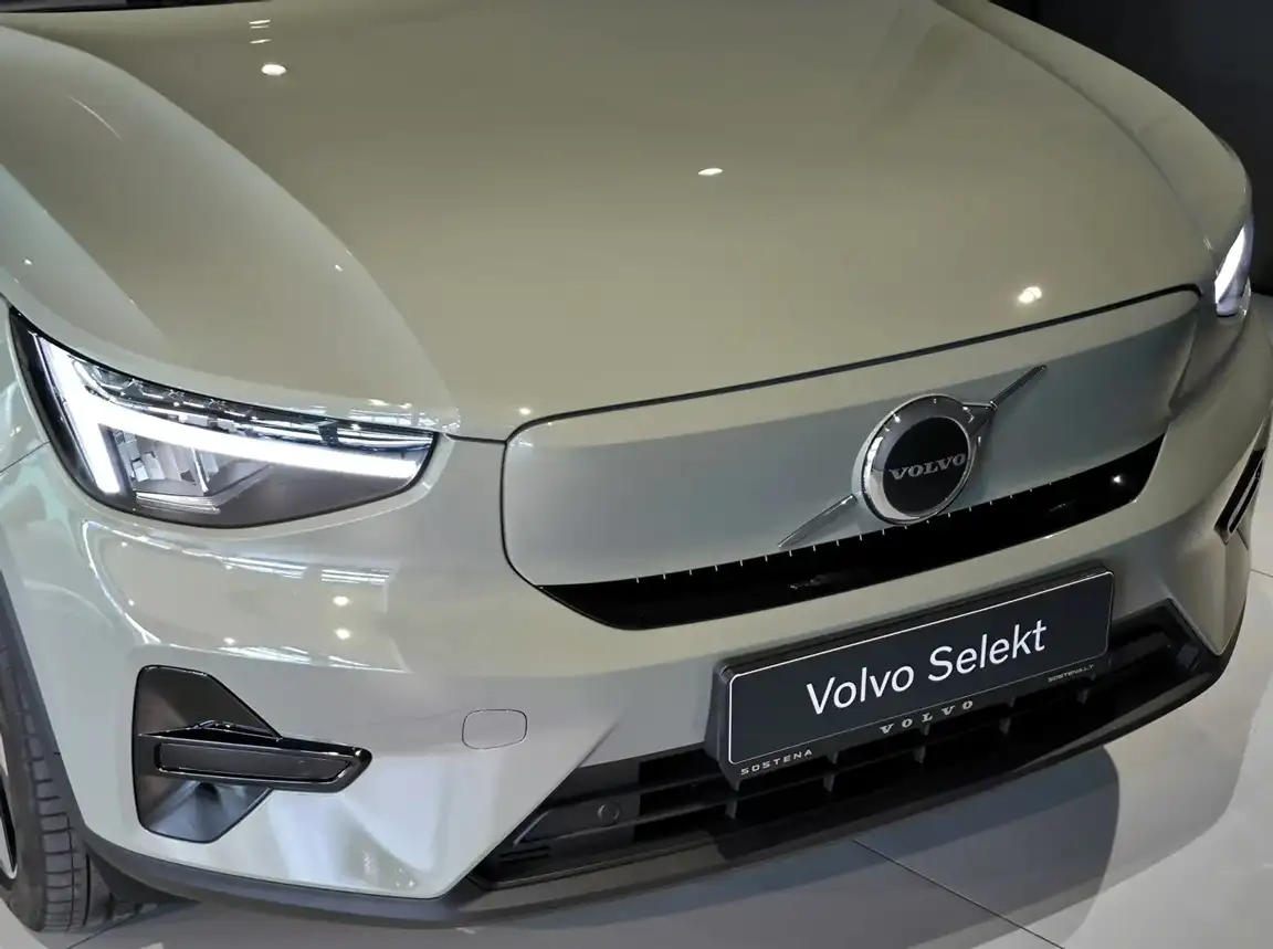 VOLVO C40