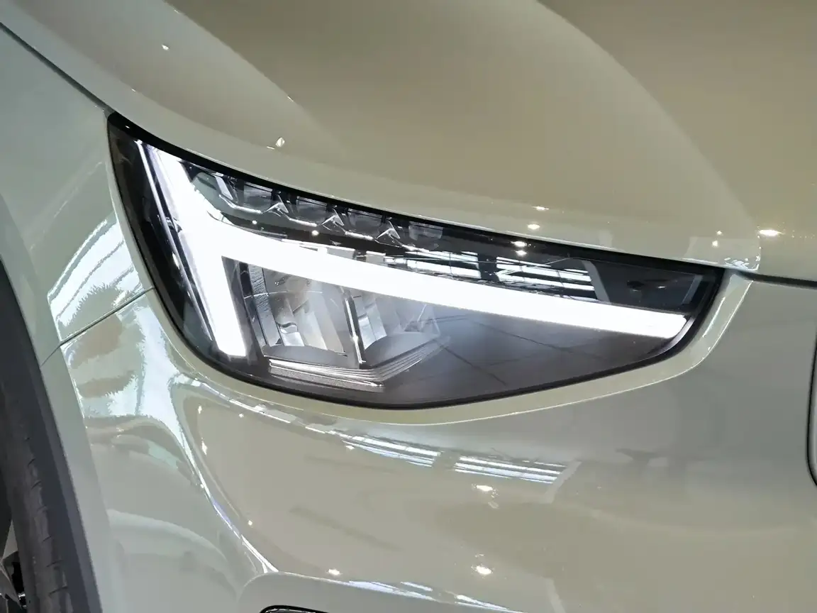 VOLVO C40