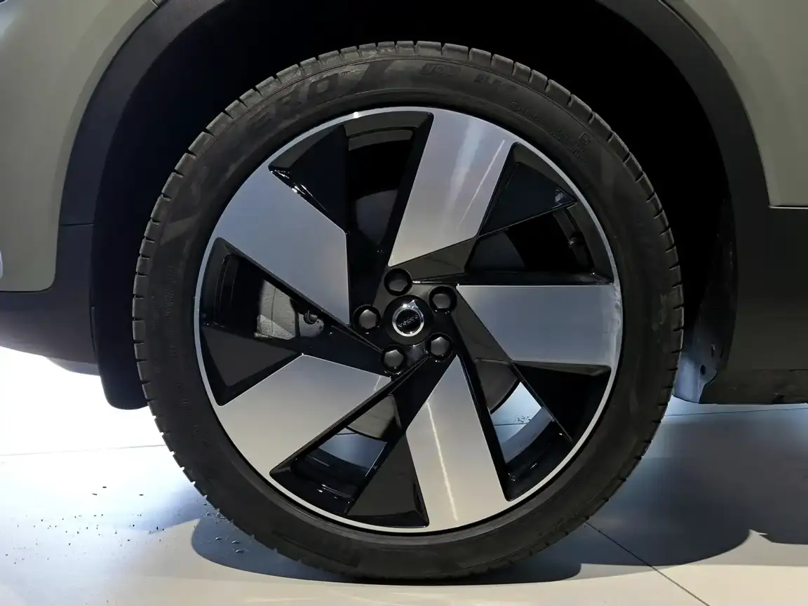 VOLVO C40