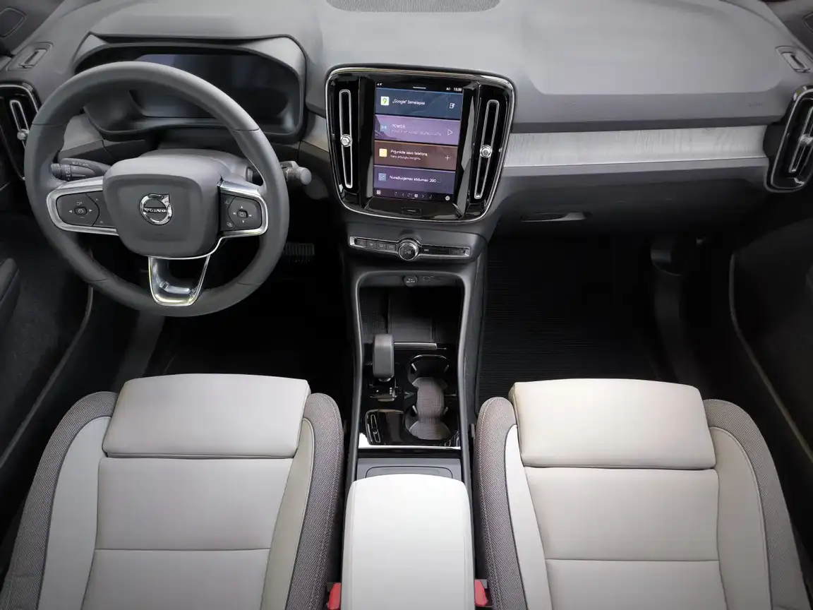 VOLVO C40