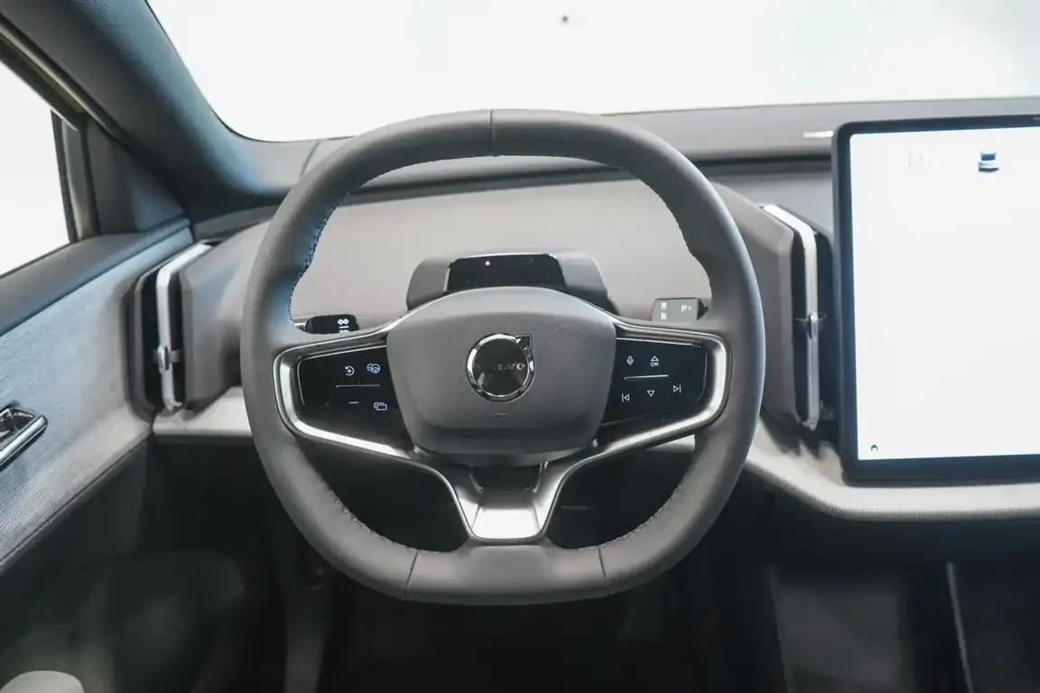 VOLVO EX30