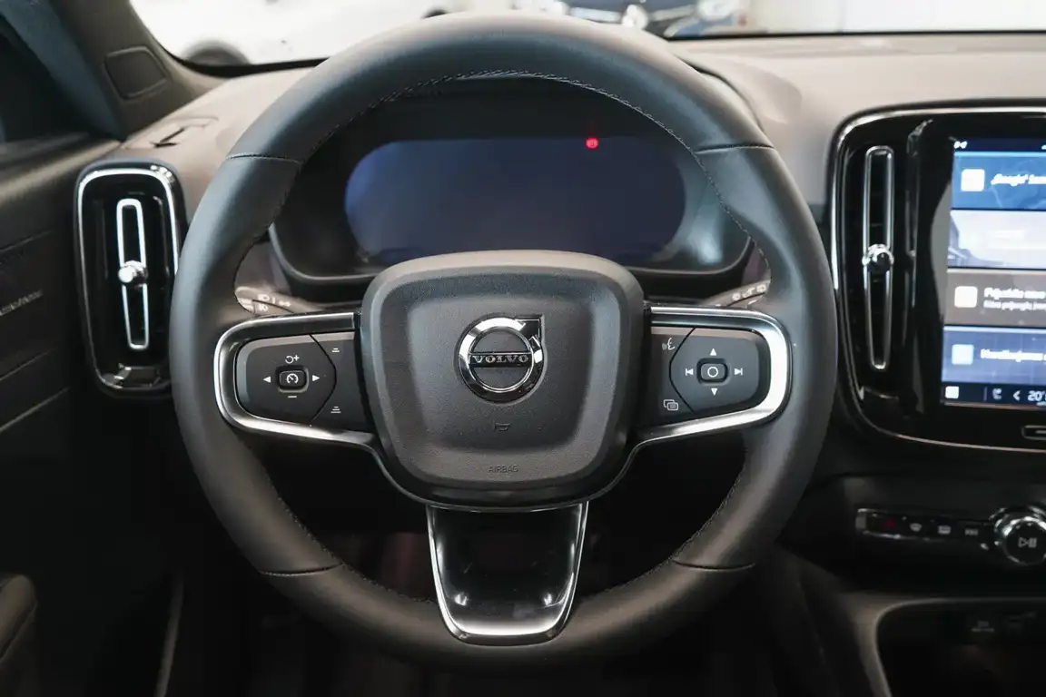 VOLVO EX40