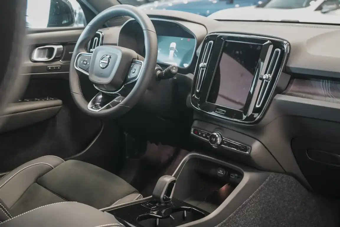 VOLVO EX40