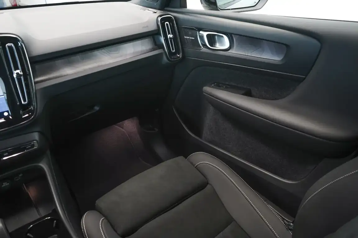 VOLVO EX40