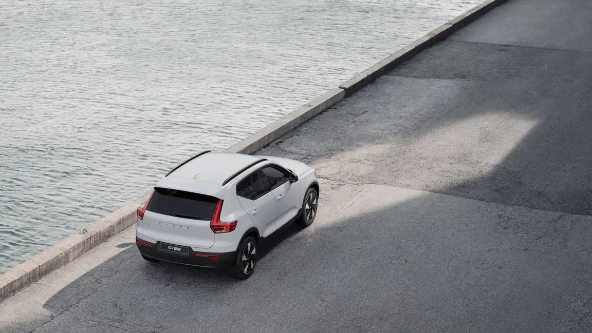 VOLVO EX40