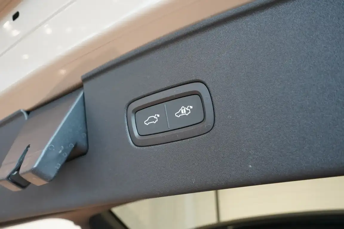 VOLVO EX90