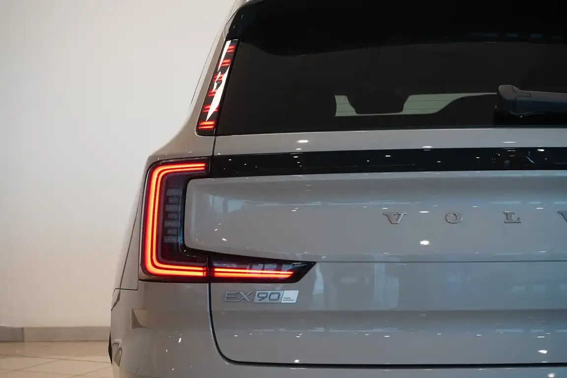 VOLVO EX90