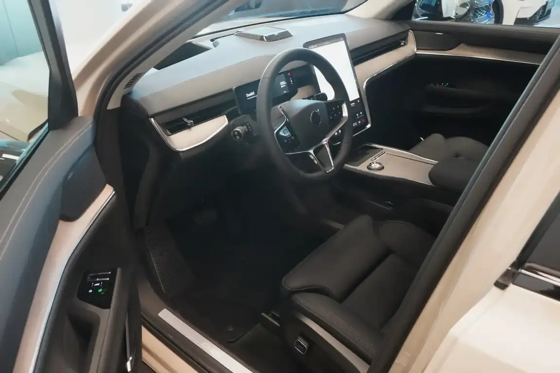 VOLVO EX90