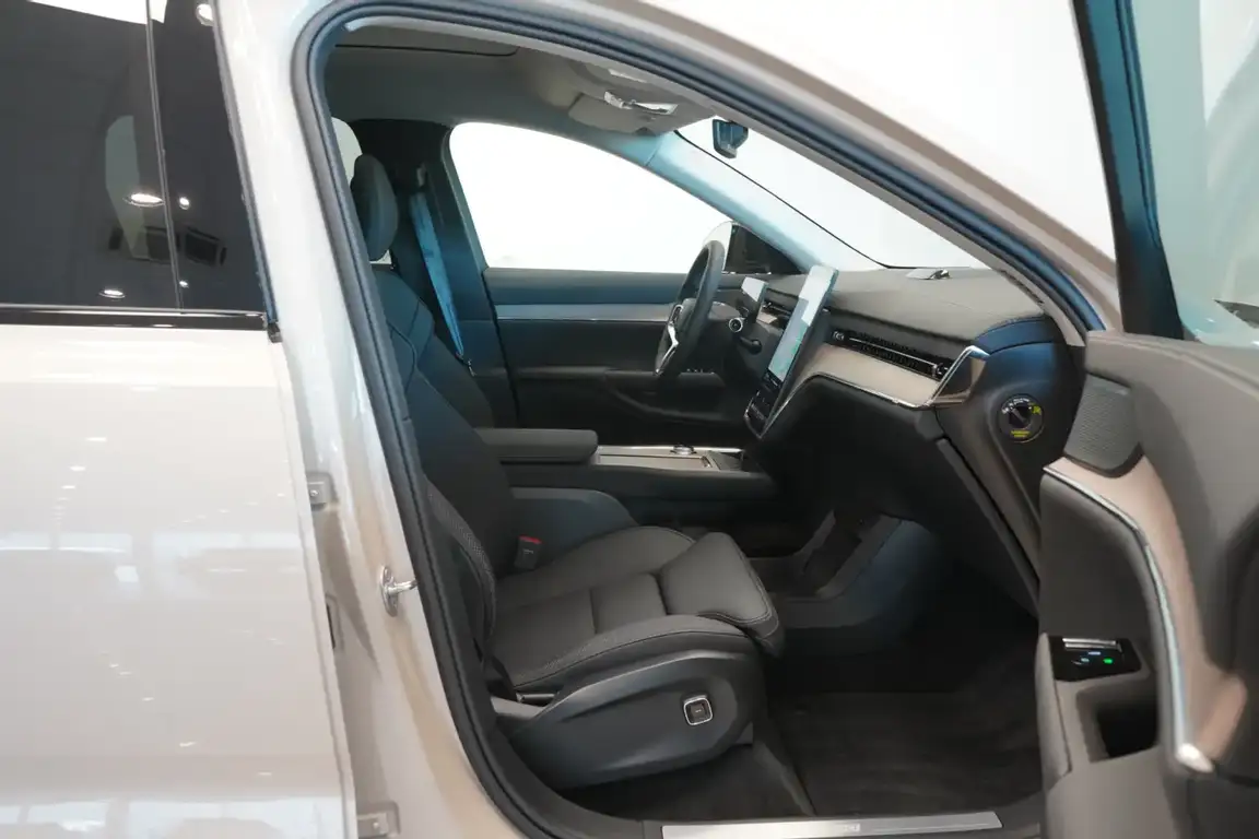 VOLVO EX90