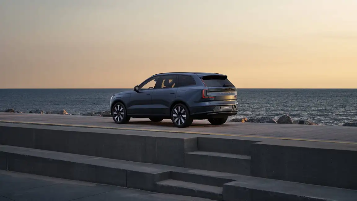 VOLVO EX90