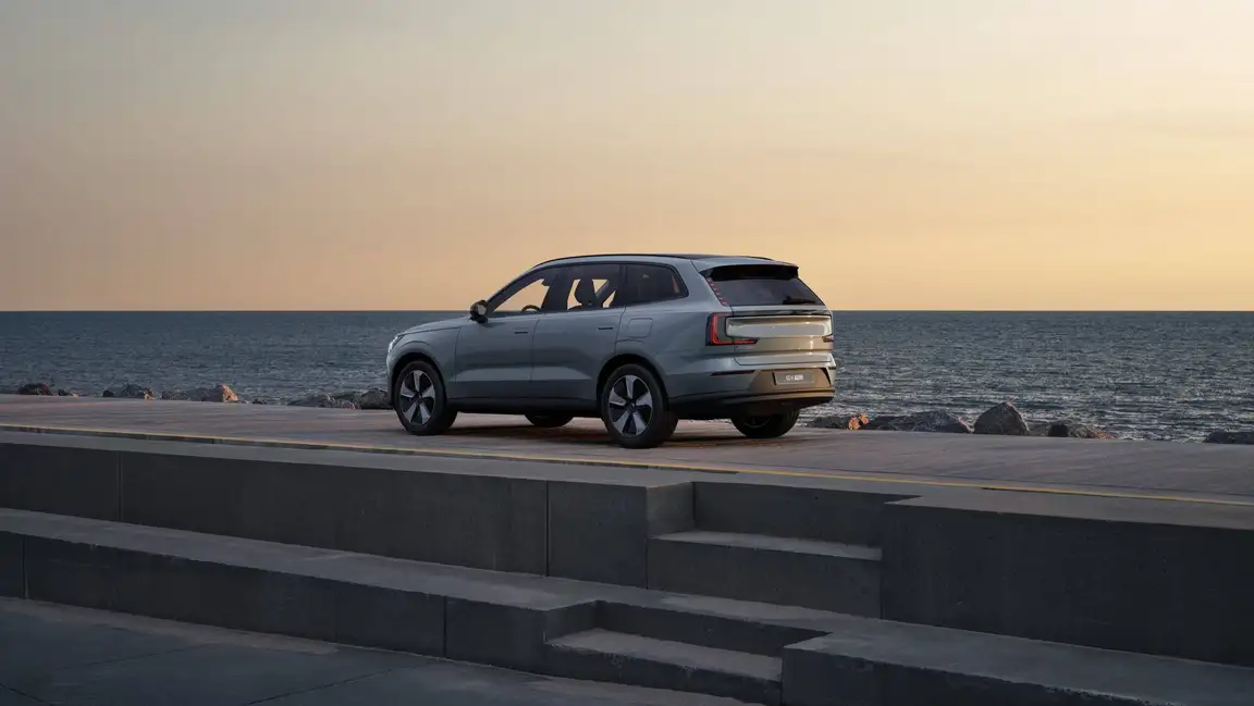 VOLVO EX90