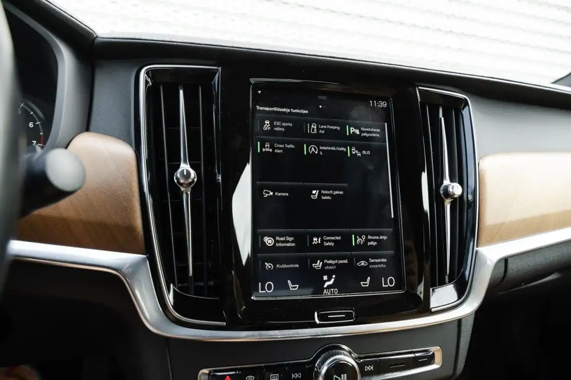VOLVO S90