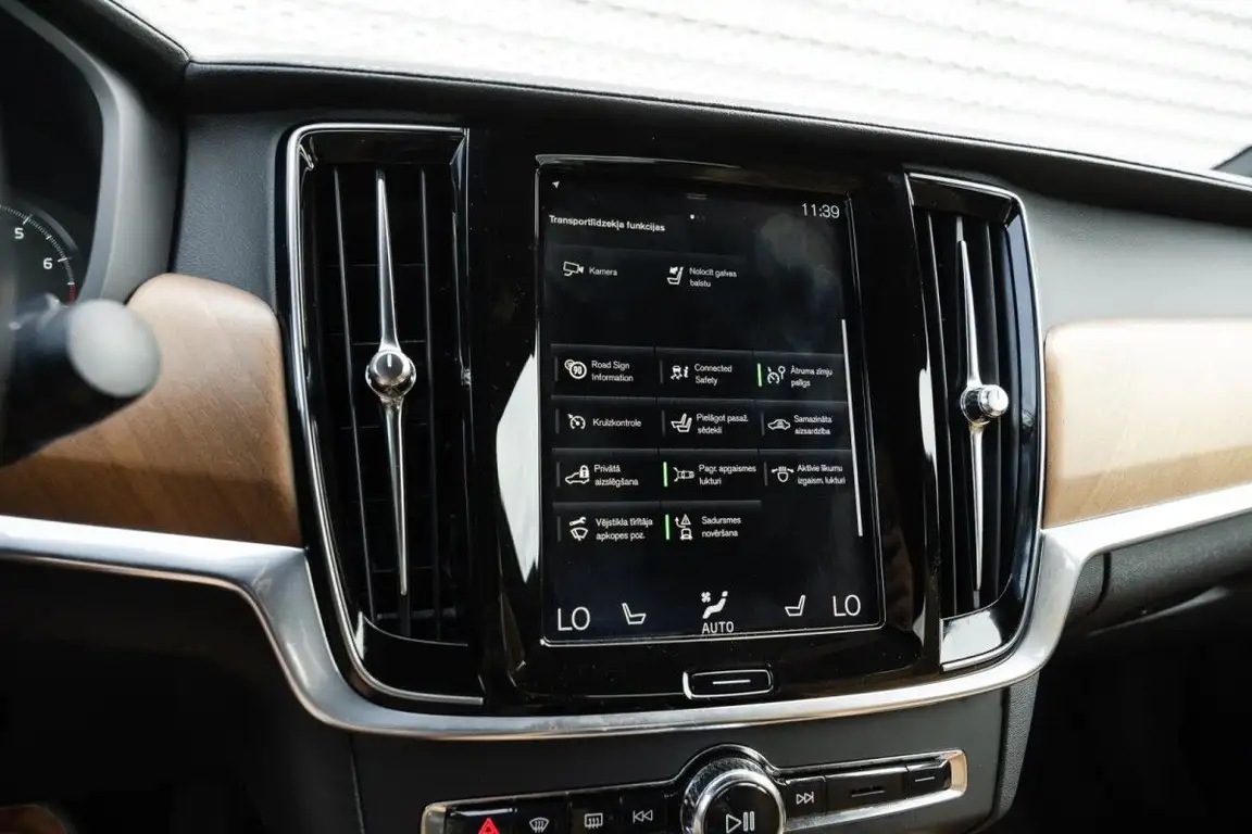 VOLVO S90
