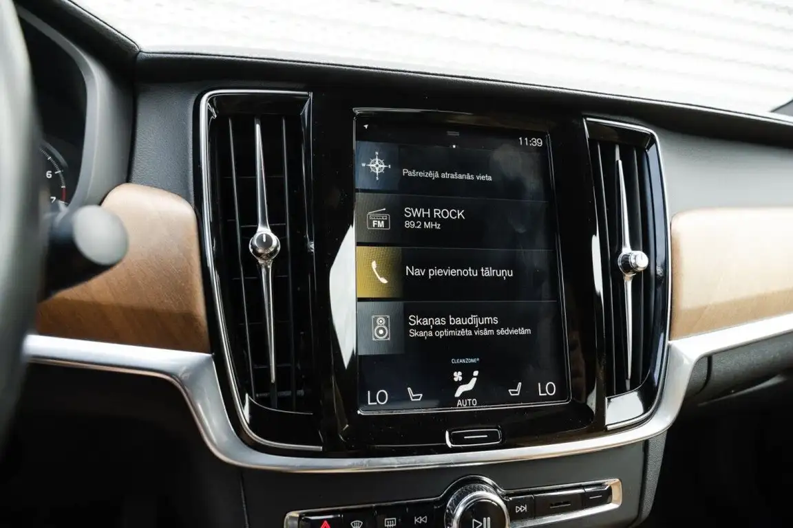 VOLVO S90
