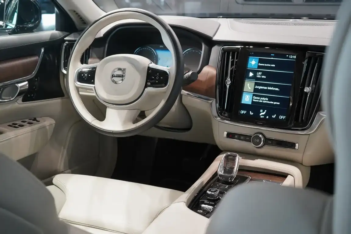 VOLVO S90
