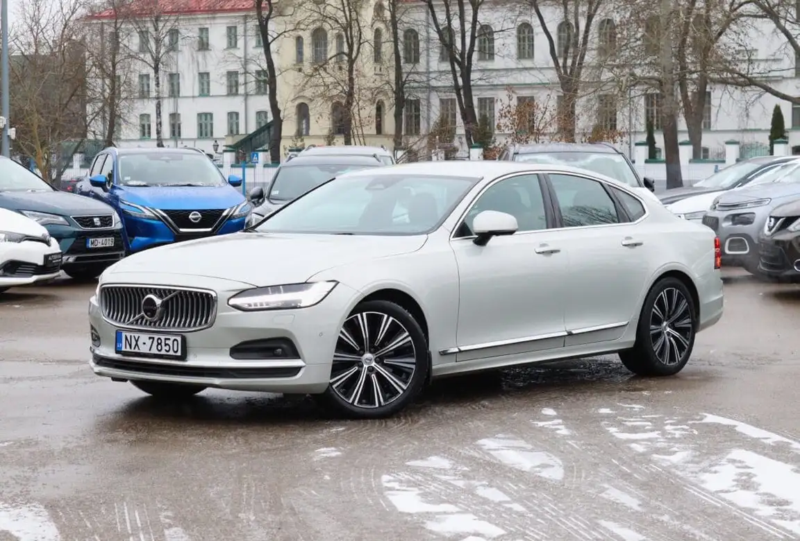 VOLVO S90