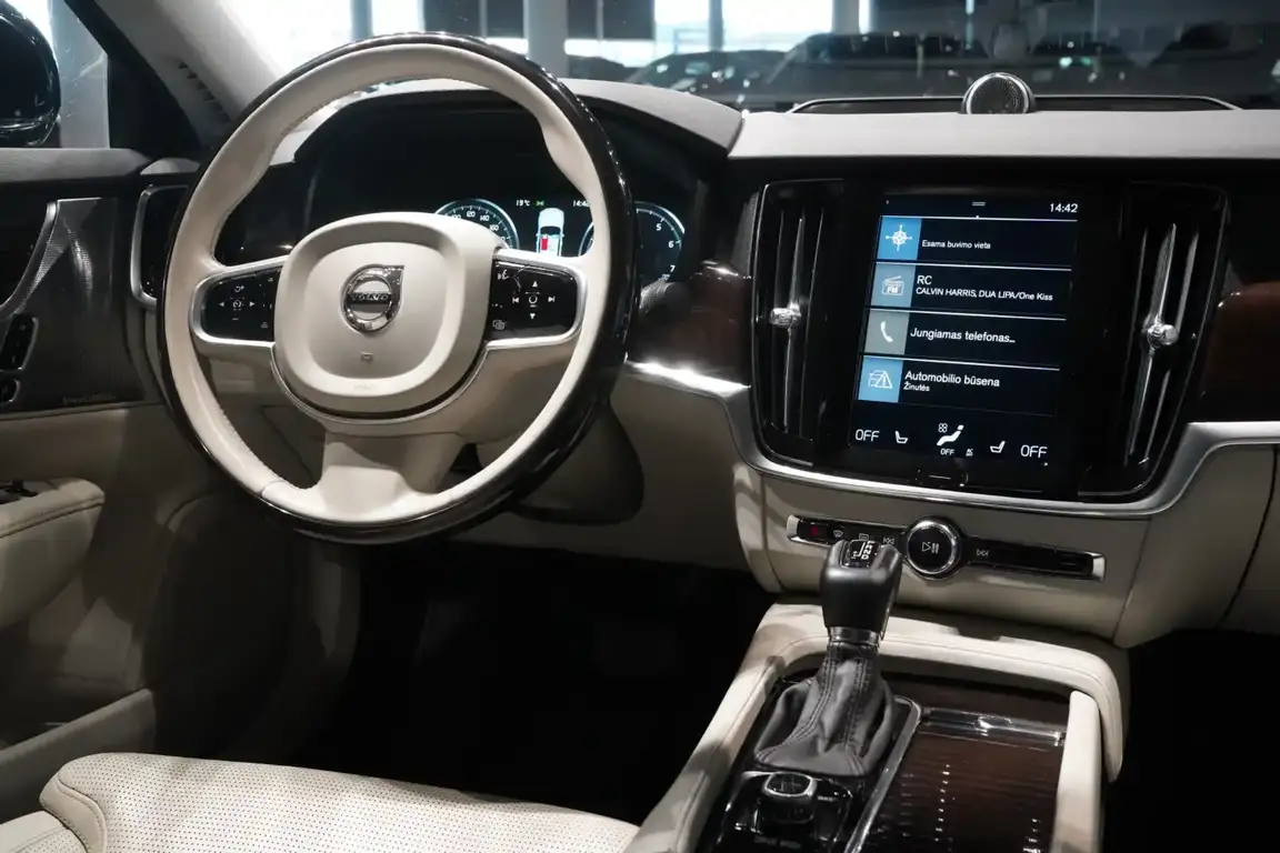 VOLVO S90