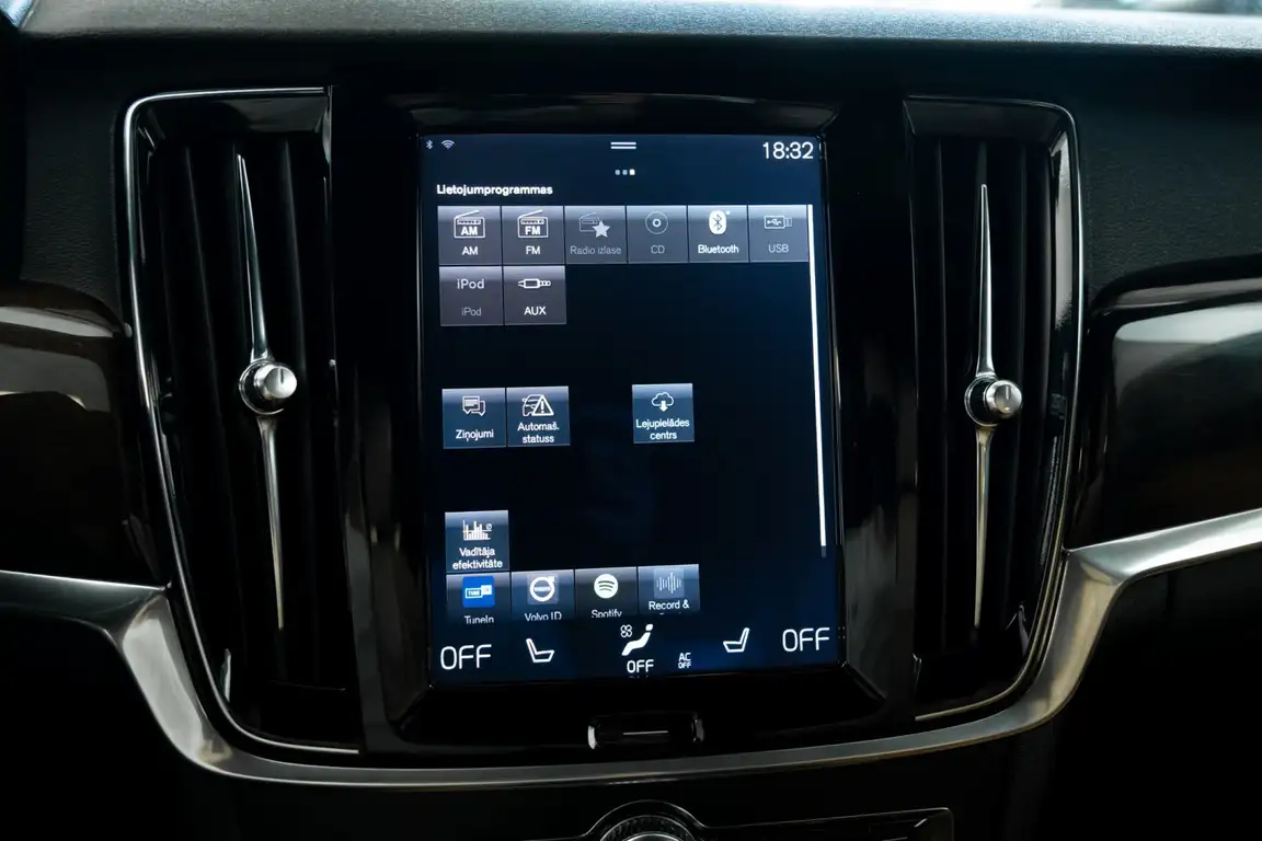 VOLVO S90