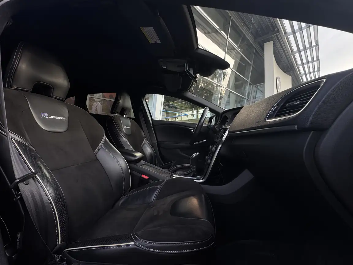 VOLVO V40