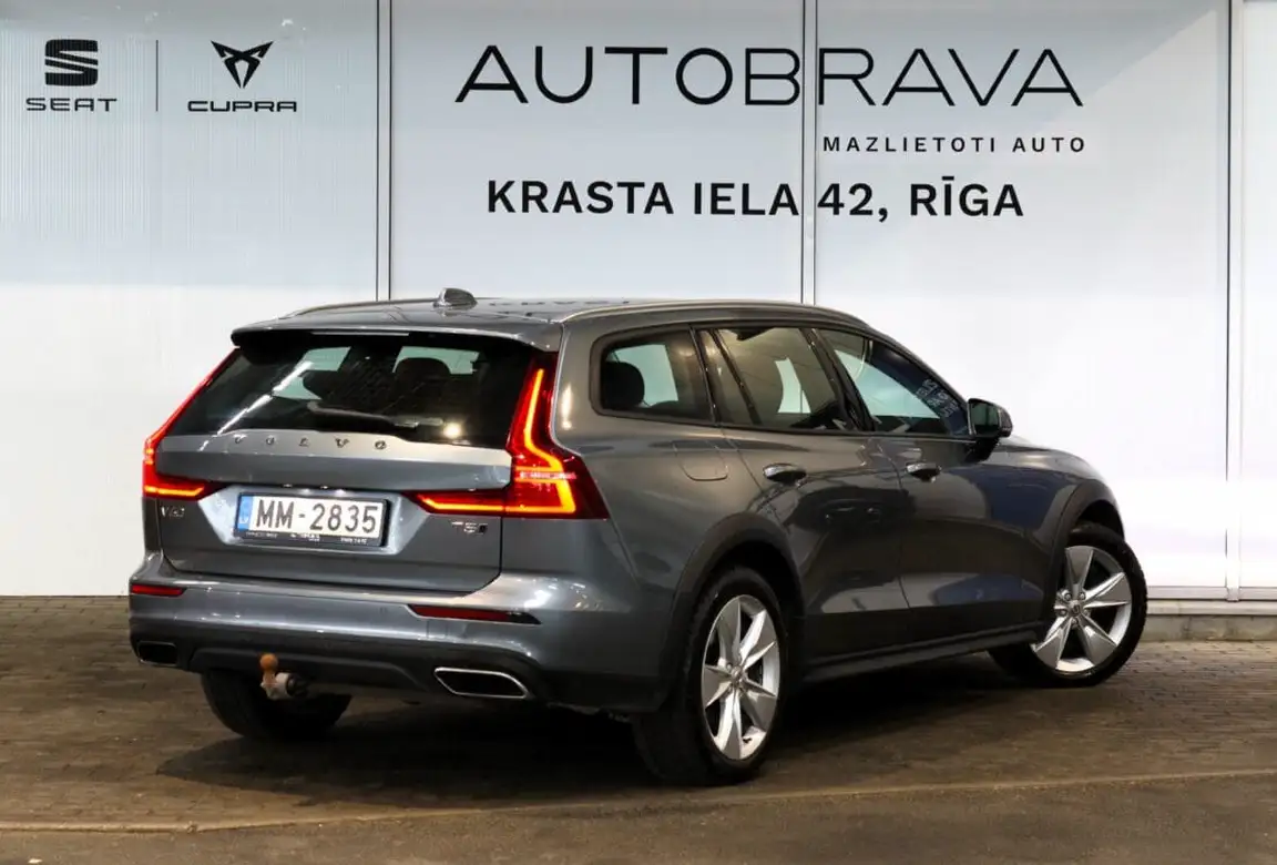 VOLVO V60 CROSS COUNTRY