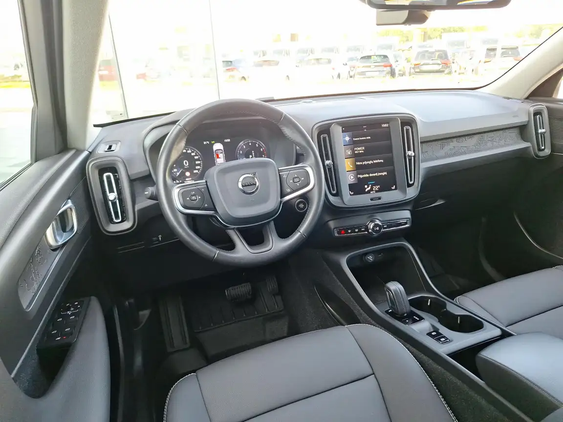 VOLVO XC40