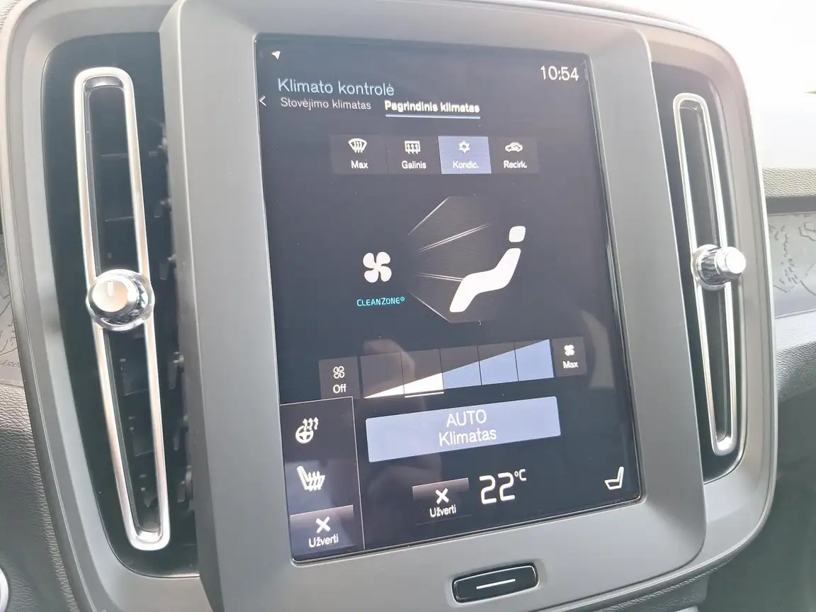 VOLVO XC40