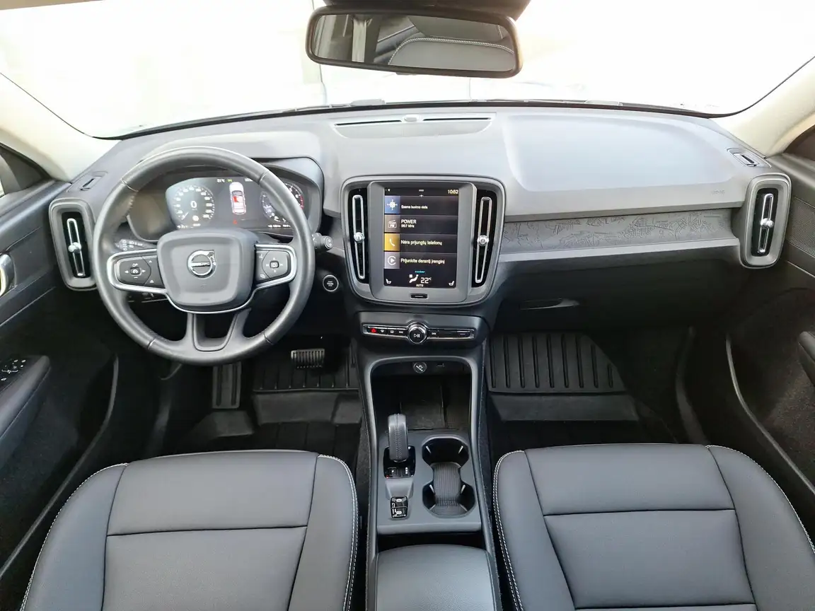 VOLVO XC40