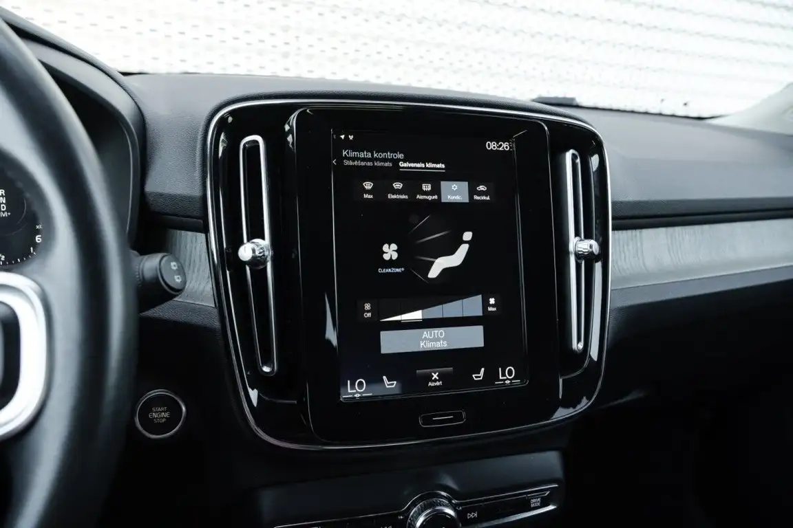 VOLVO XC40