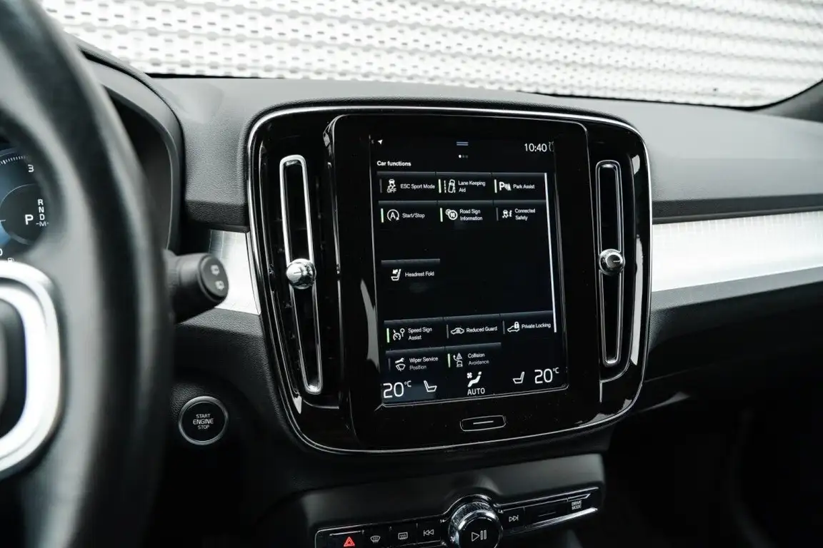 VOLVO XC40