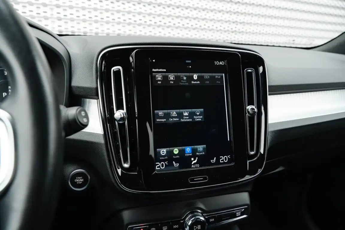 VOLVO XC40